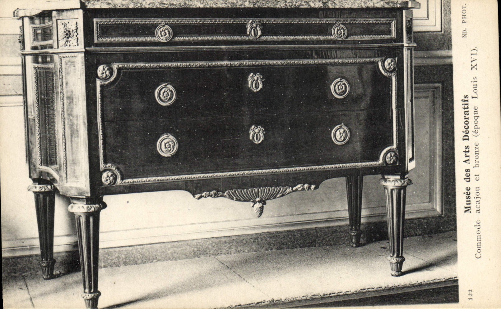 CPA Musee des Arts Decoratifs Commode acajou en bronze Louis XVI