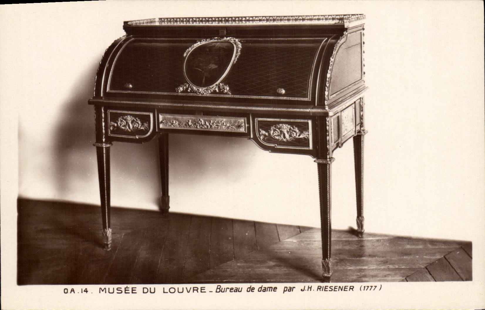 CPA Paris Musee du Louvre Bureau de dame Riesner