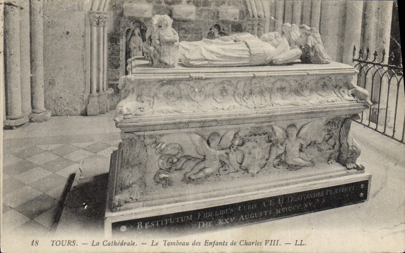 CPA Tours La cathedrale le tombeau des enfants de Charles VIII