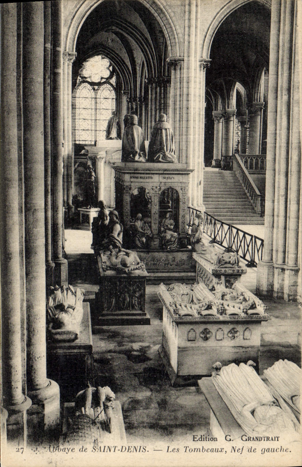 CPA Abbaye de Saint Denis Les tombeaux Nef de gauche