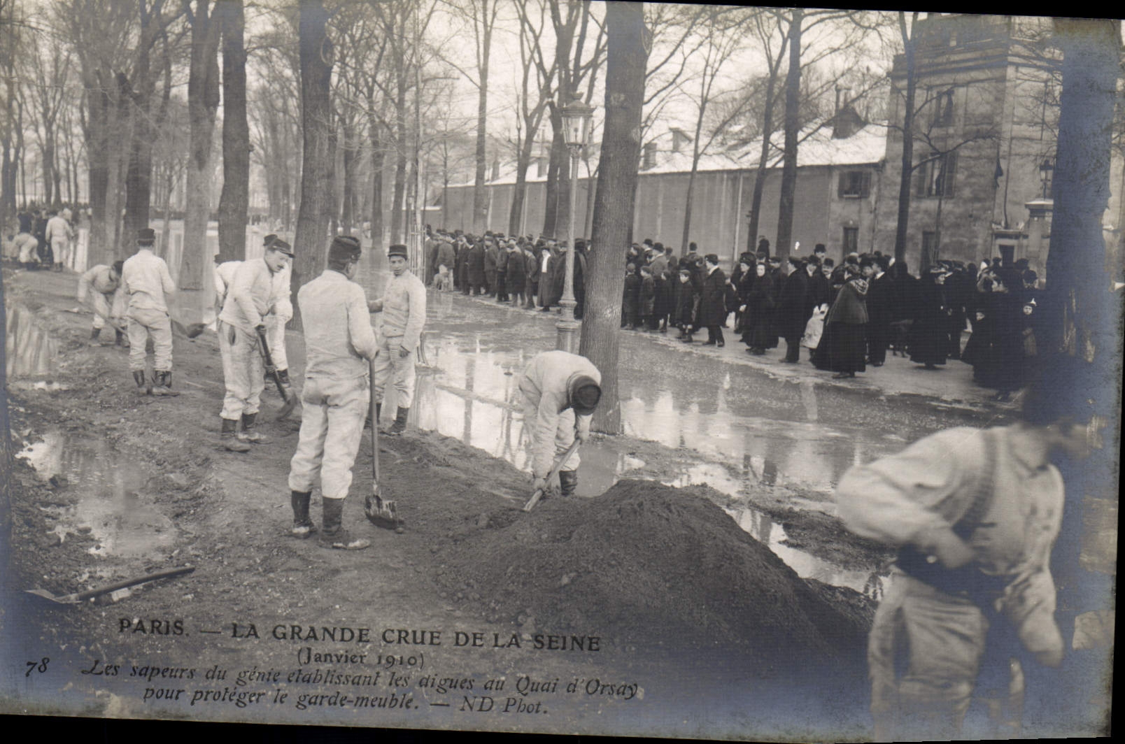 CPA Militaria Paris La Grande Crue de la Seine Janvier 1910 Les sapeurs du genie etablissant les digues du Quai d'Orsay