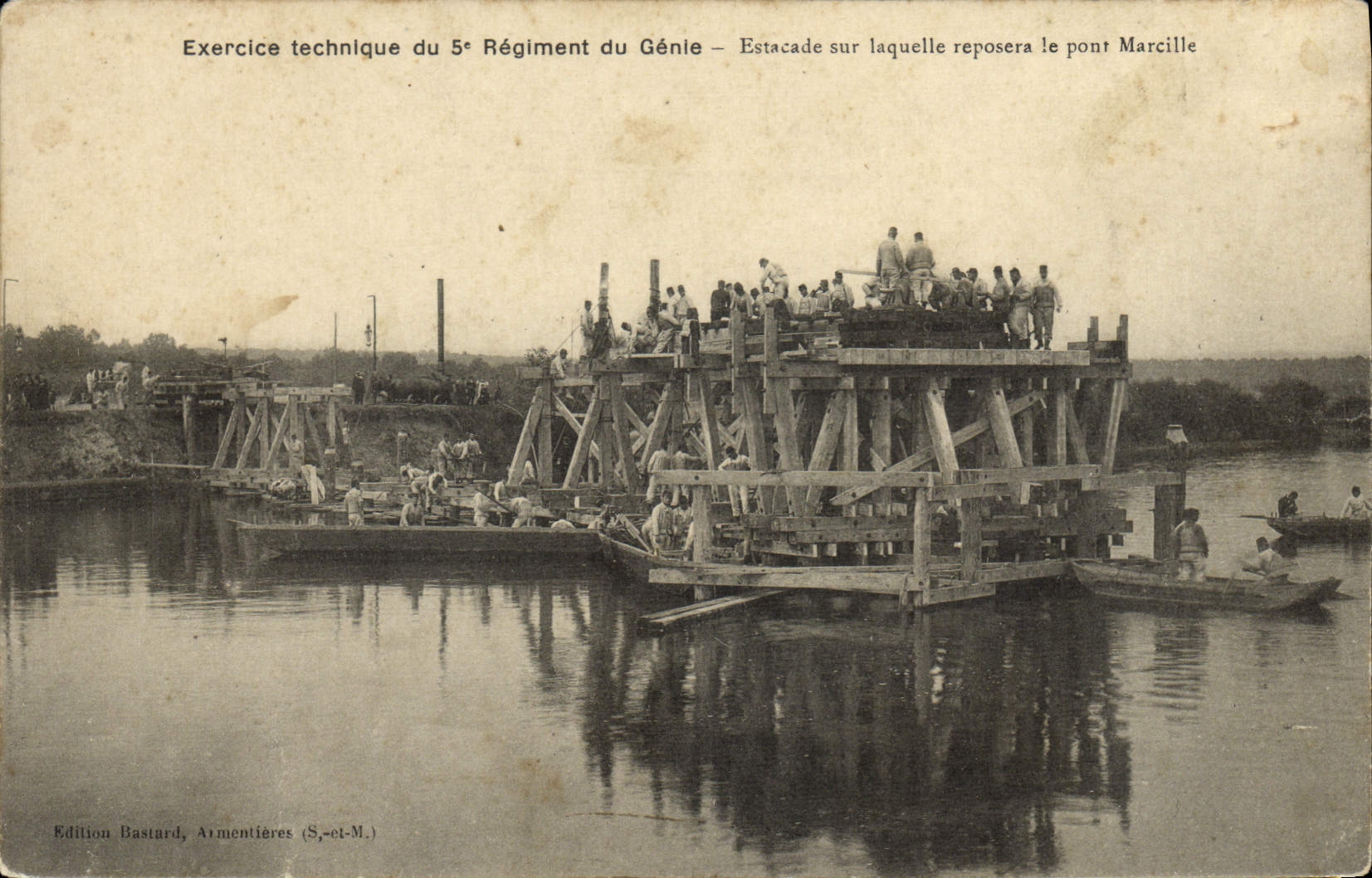 CPA Militaria Exercice Technique du 5eme regiment du Genie Estacade sur laquelle reposera le pont Marcille