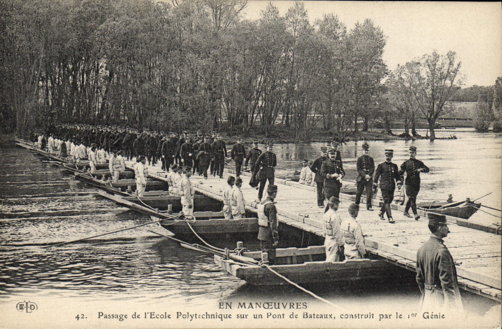 CPA Militaria Passage de l'Ecole Polytechnique sur un pont de bateaux construit par le 1er Genie