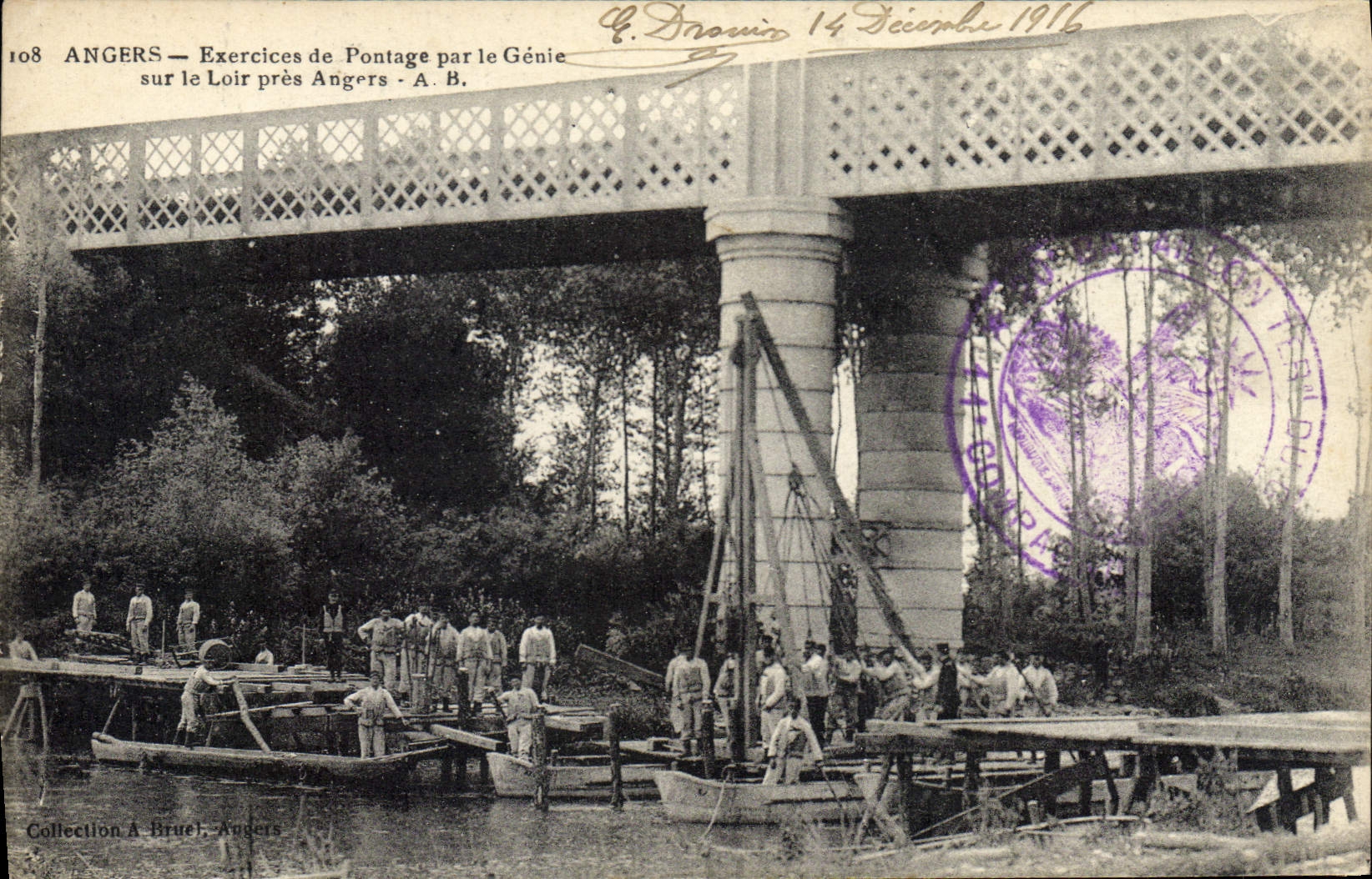 CPA Militaria Angers Exercices de pontage par le Genie sur le Loir pres Angers