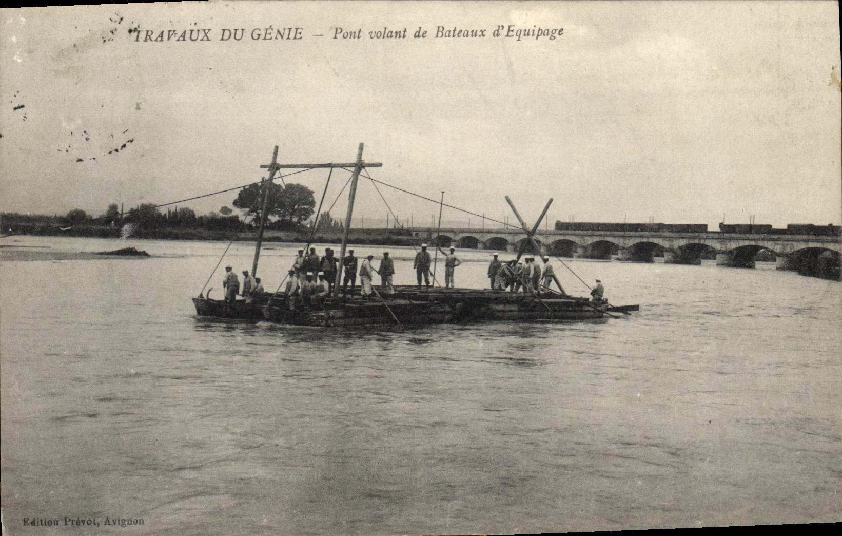 CPA Militaria Travaux du Genie Pont volant de bateaux d'equipage