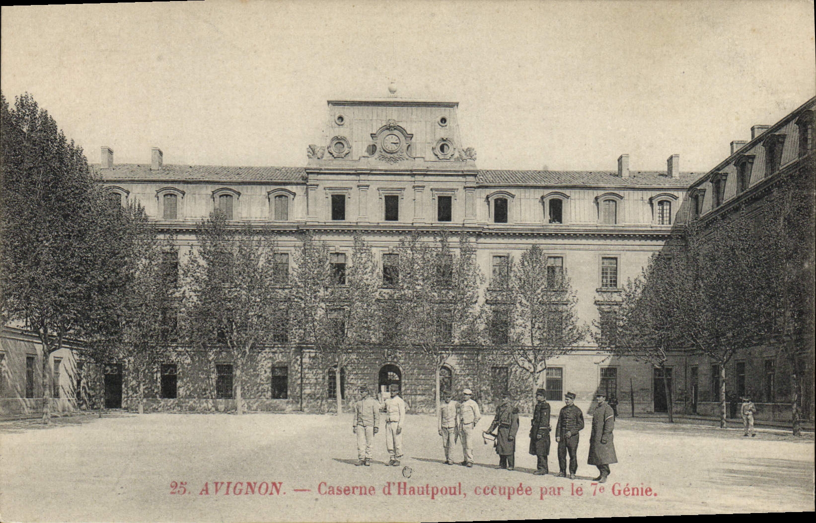 CPA Militaria Avignon Caserne d'Hautpoul occupee par le 7eme Genie