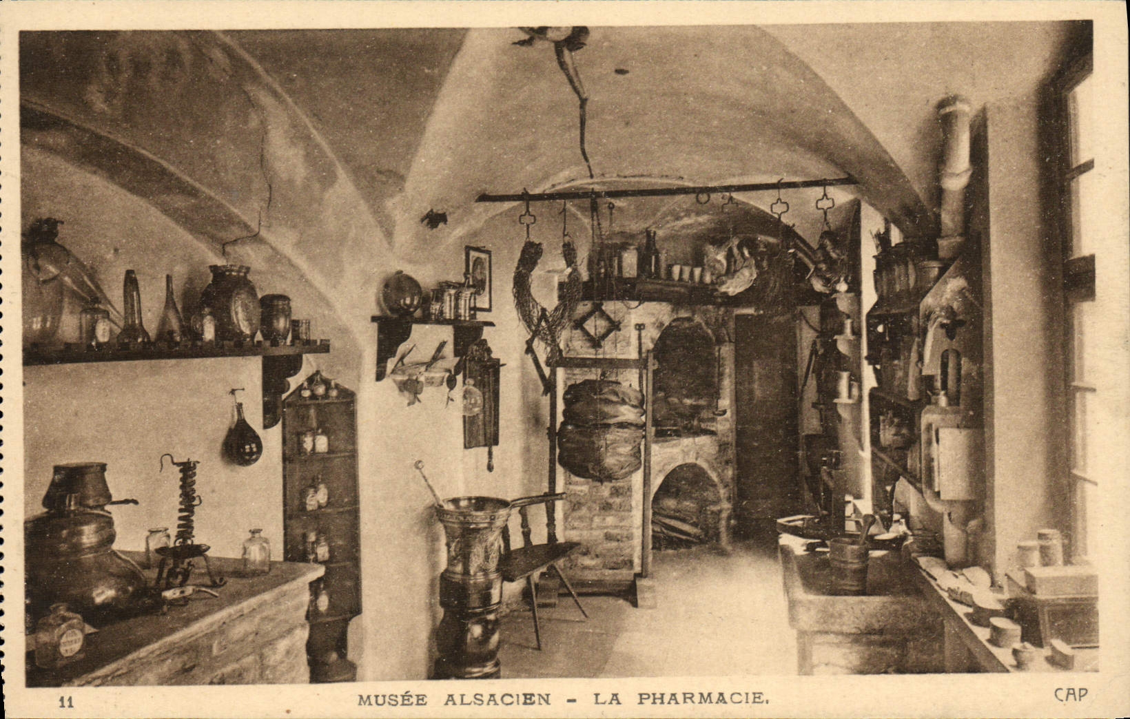 Postal Folclore Alsacia Vagada alsaciano la farmacia