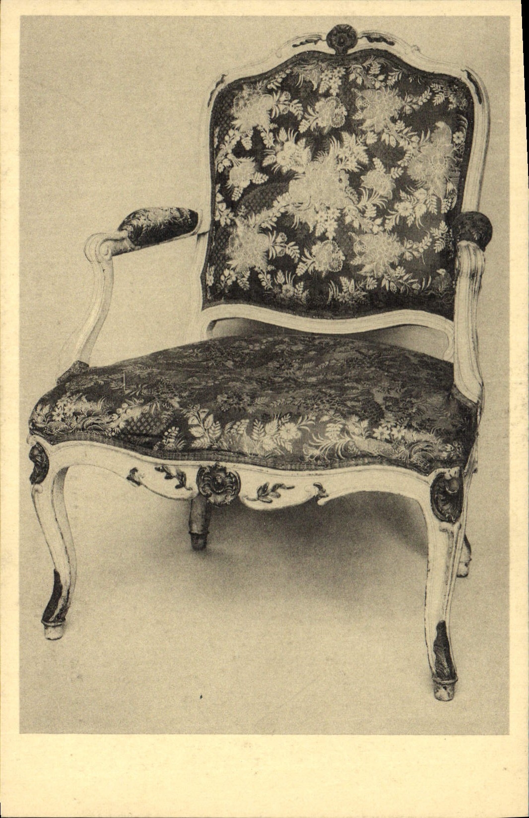 Postal Sillón en madera pinta y talla a Luis XV