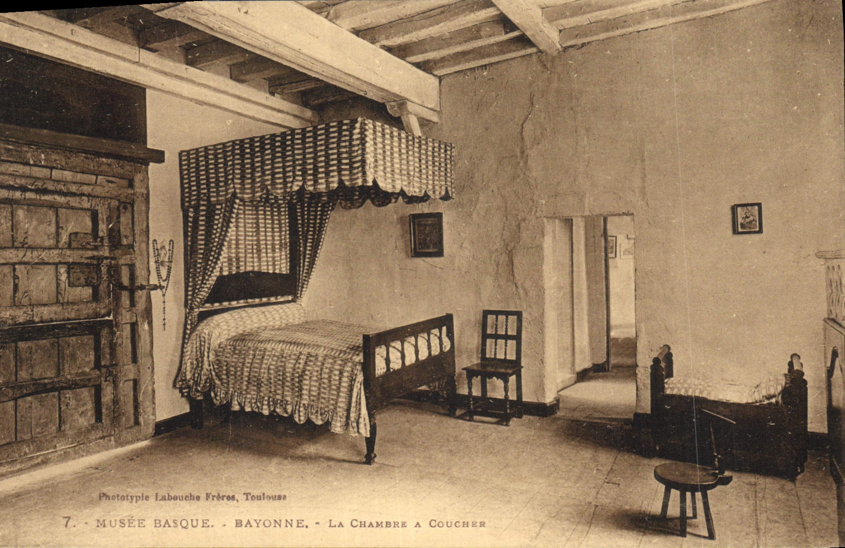 Postal Vagada Vasca Bayona la habitación que debe dormirse