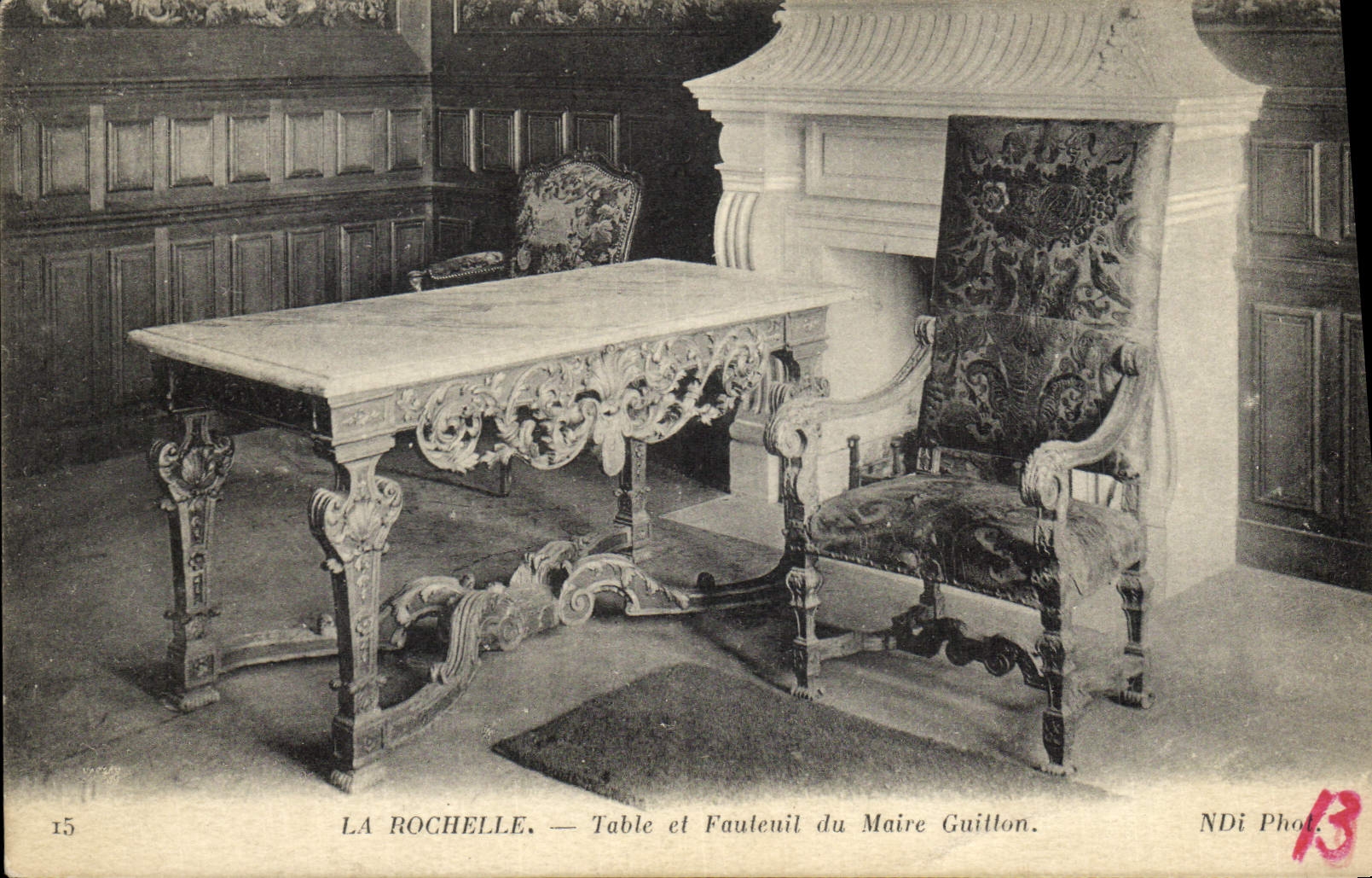 CPA La Rochelle Table et fauteuil du Marie Guitton