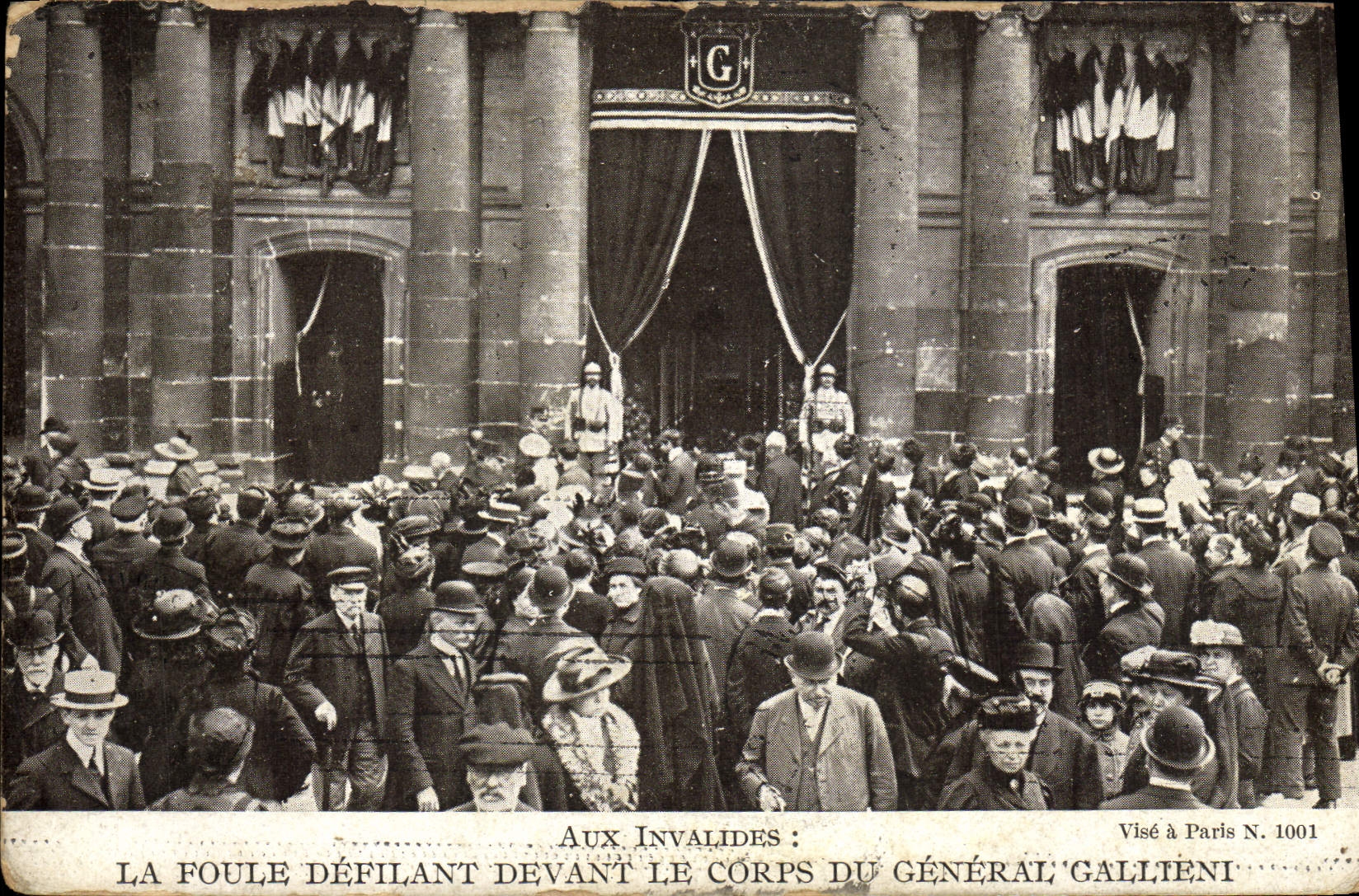 CPA Aux Invalides Paris La foule defilant devant le corps du General Gallieni 