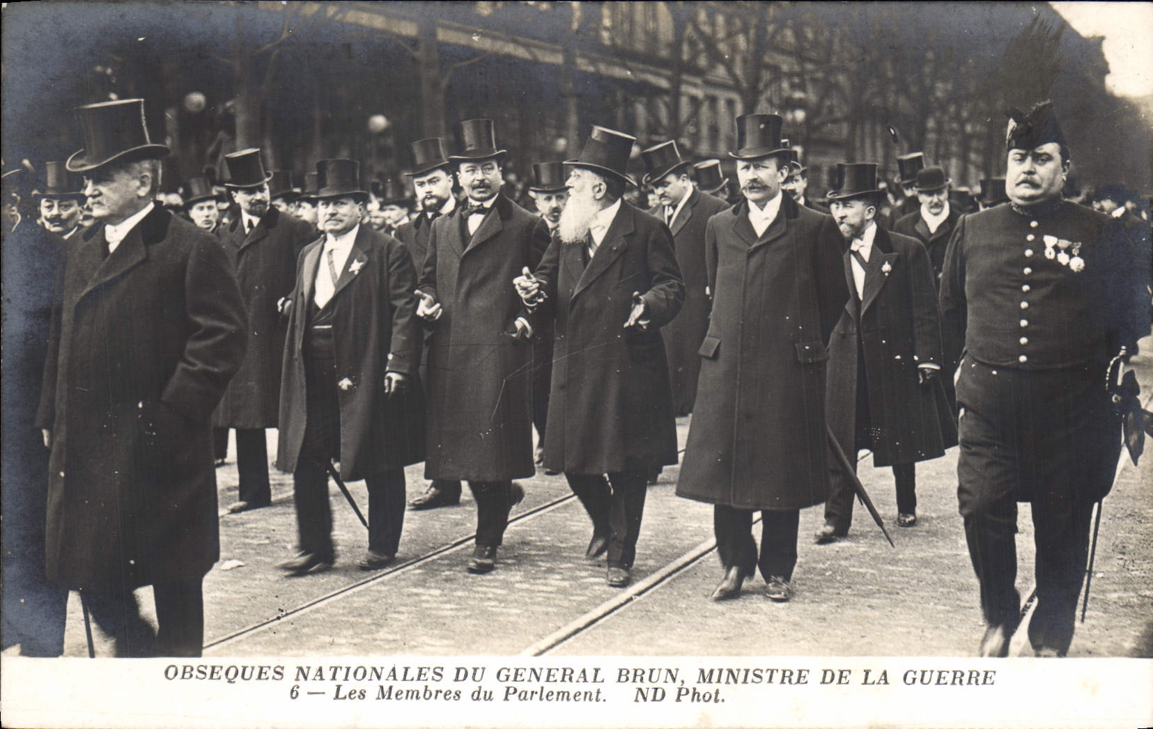 CPA Obseques nationales du General Brun Ministre de la Guerre Les membres du Parlement 