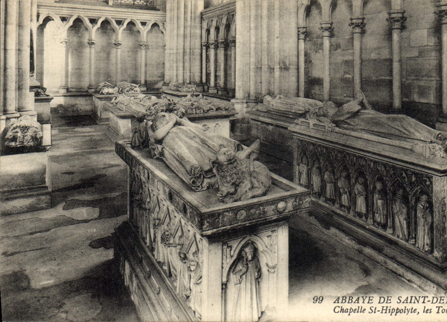 CPA Abbaye de Saint Denis Chapelle St Hippolyte les tombeaux