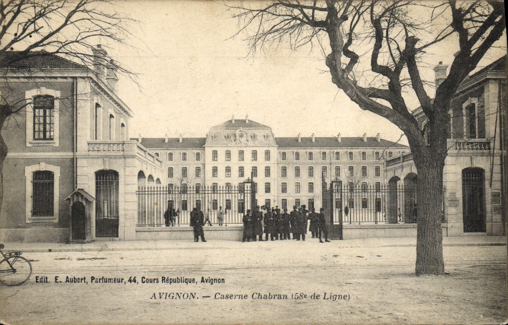 CPA Militaria Avignon Caserne Chabran 58eme de ligne