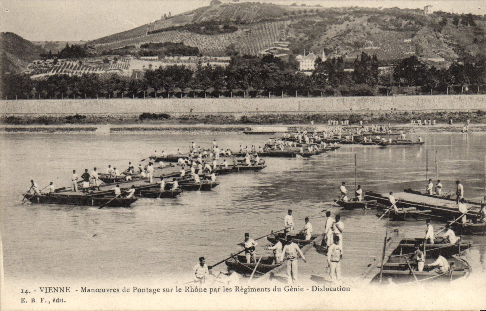 CPA Militaria Vienne Manoeuvres de pontage sur le Rhone par les regiments du Genie Dislocation