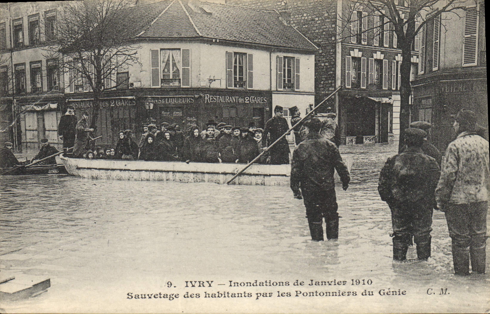 CPA Militaria Ivry Inondations de Janvier 1910 Sauvetage des habitants par les pontonniers du Genie