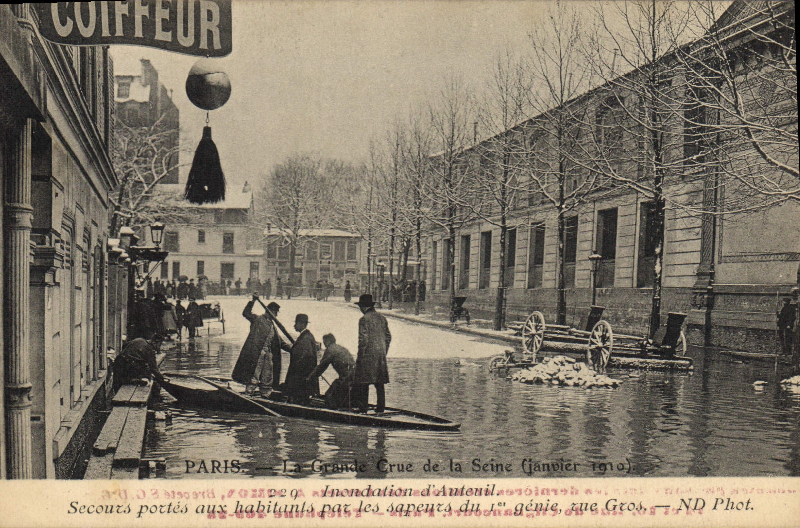 CPA Militaria Paris Inondations la grande Crue de la Seine Secours portes aux habitants par les sapeurs du 1er genie Rue Gros Coiffeur