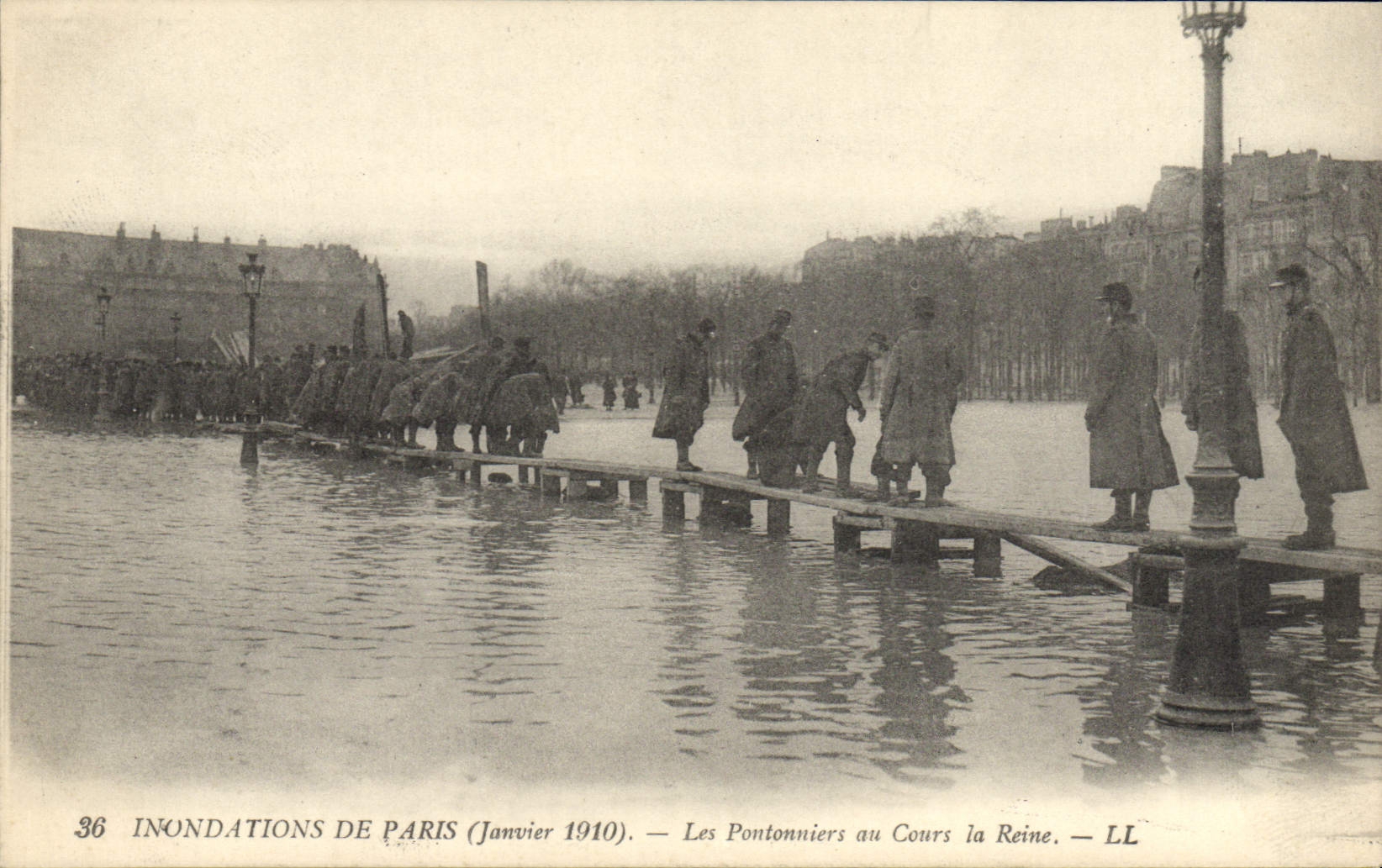 Vintage Postcard Militaria Floods of Paris January 1910 pontoniers with the Course the Queen