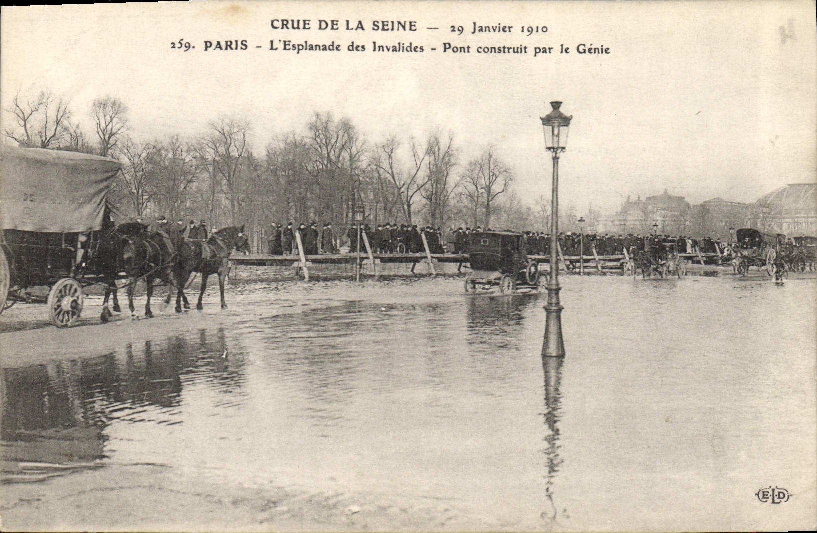 CPA Militaria Paris Crue de la Seine Esplanade des Invalides Pont detruit par le Genie