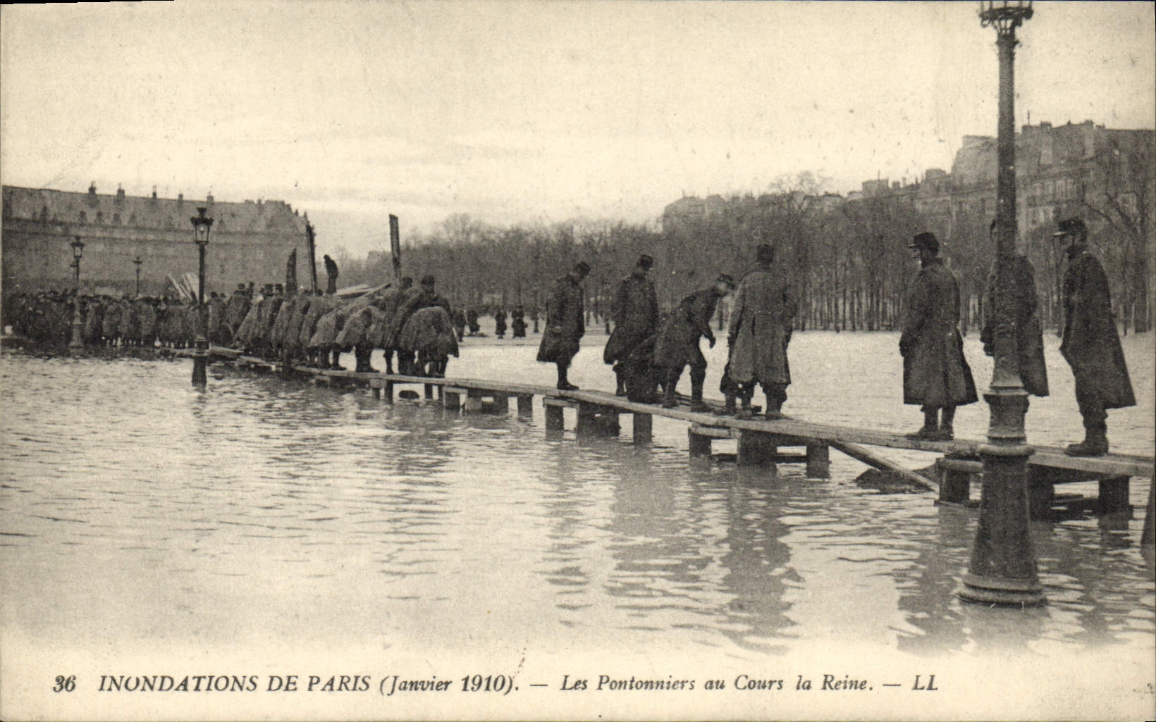 CPA Militaria Inondations de Paris Janvier 1910 Les pontonniers au Cours la Reine