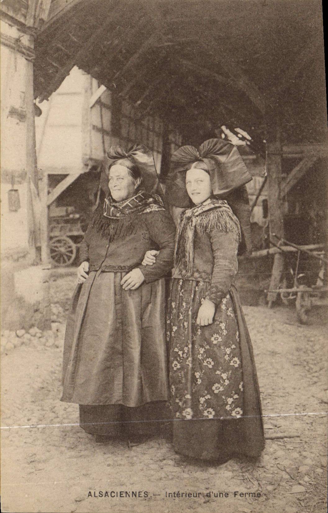 Postal Folclore Alsacia Alsacianas Interior de una explotación