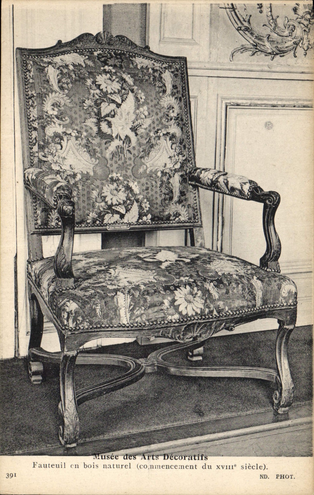 CPA Musee des Arts decoratifs Fauteuil en bois naturel