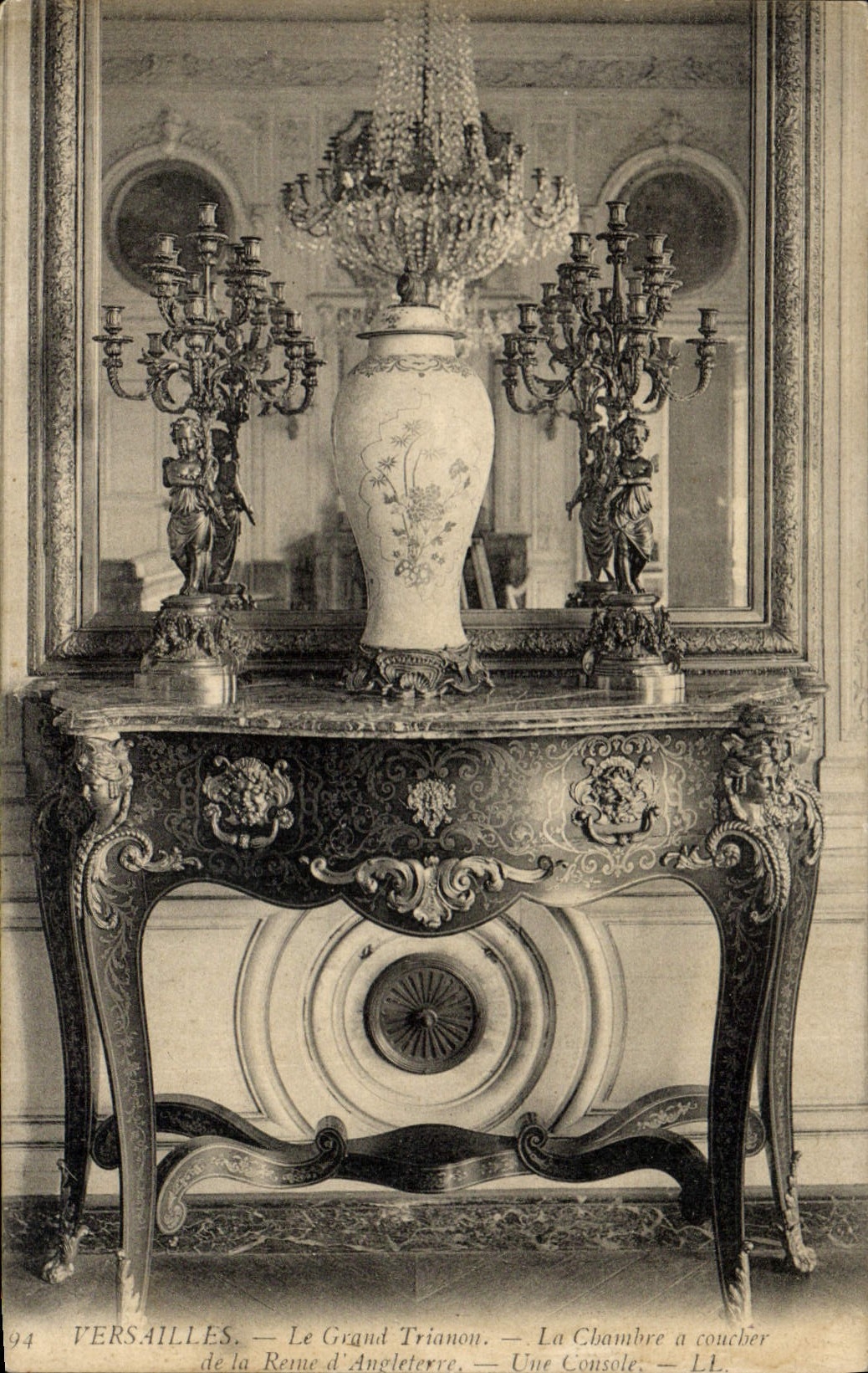 CPA Versailles Le Grand Trianon La chambre a coucher de la Reine d'Angleterre Une console