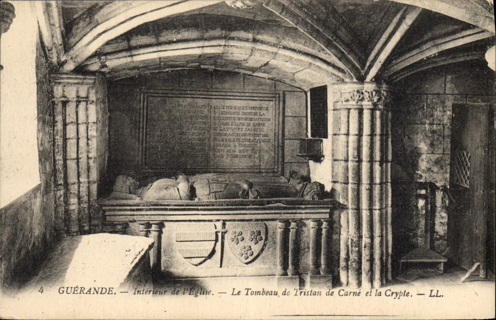 CPA Guerande Interieur de l'eglise Le tombeau de Tristan de Carne et la crypte