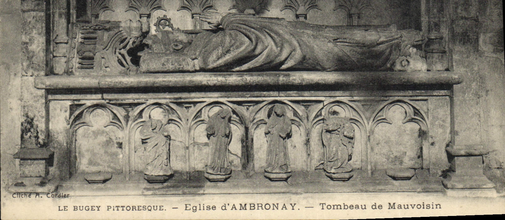 CPA Le Bugey Eglise d'Ambronay Tombeau de Mauvoisin 