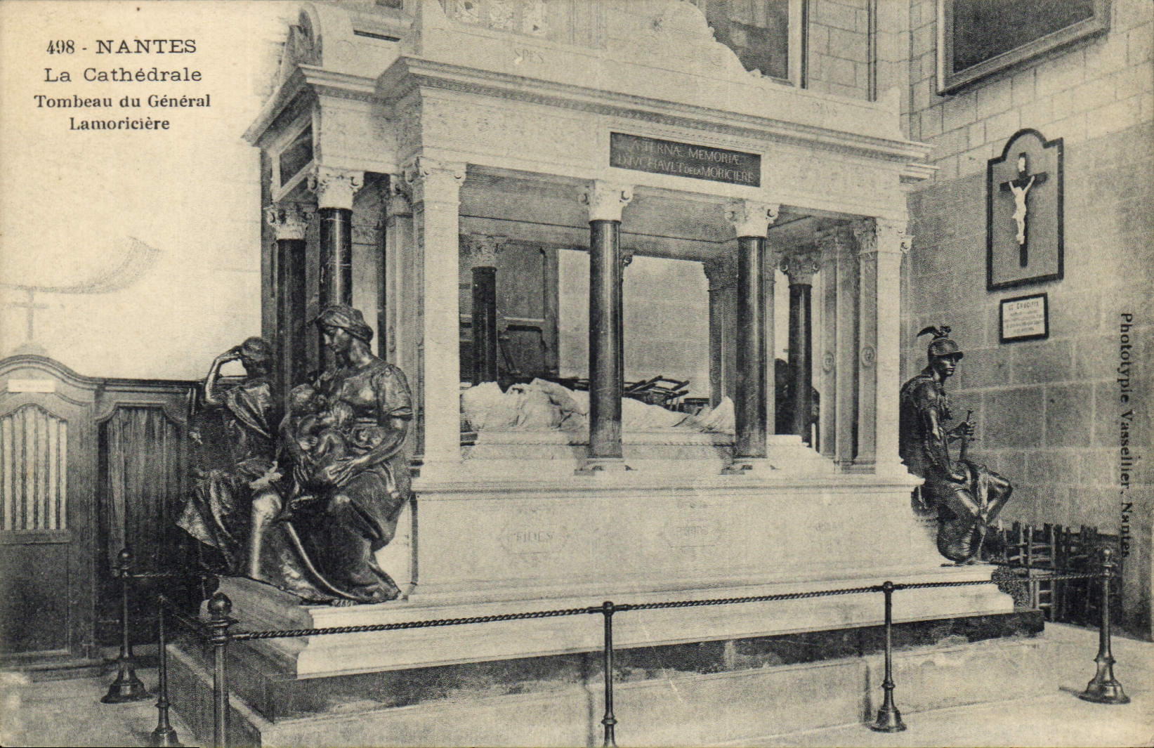 CPA Nantes La cathedrale Tombea du General Lamoriciere 