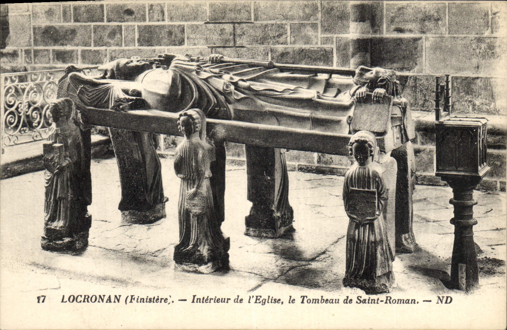 CPA Locronan Interieur de l'eglise le tombeau de Saint Roman 
