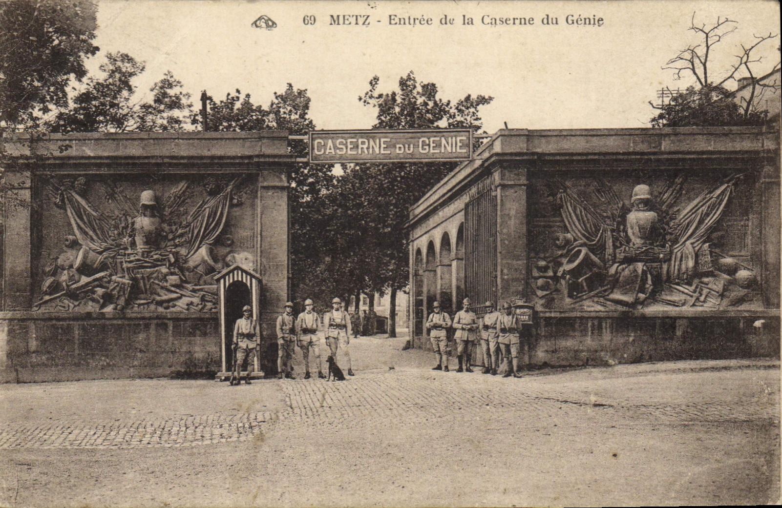 Vintage Postcard Militaria Metz Entered of the barracks of the Genius