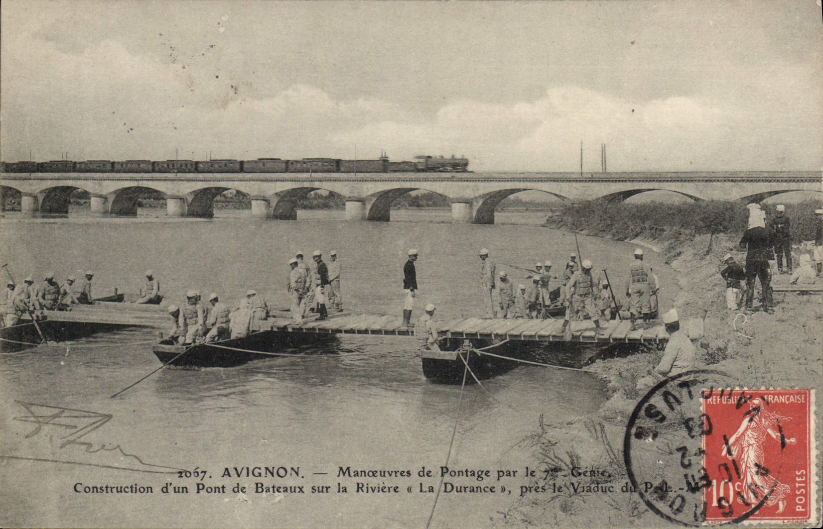 CPA Militaria Avignon Manoeuvres de pontage par le 7eme genie Construction d'un pont de bateaux sur la riviere la Durance pres le viaduc Train