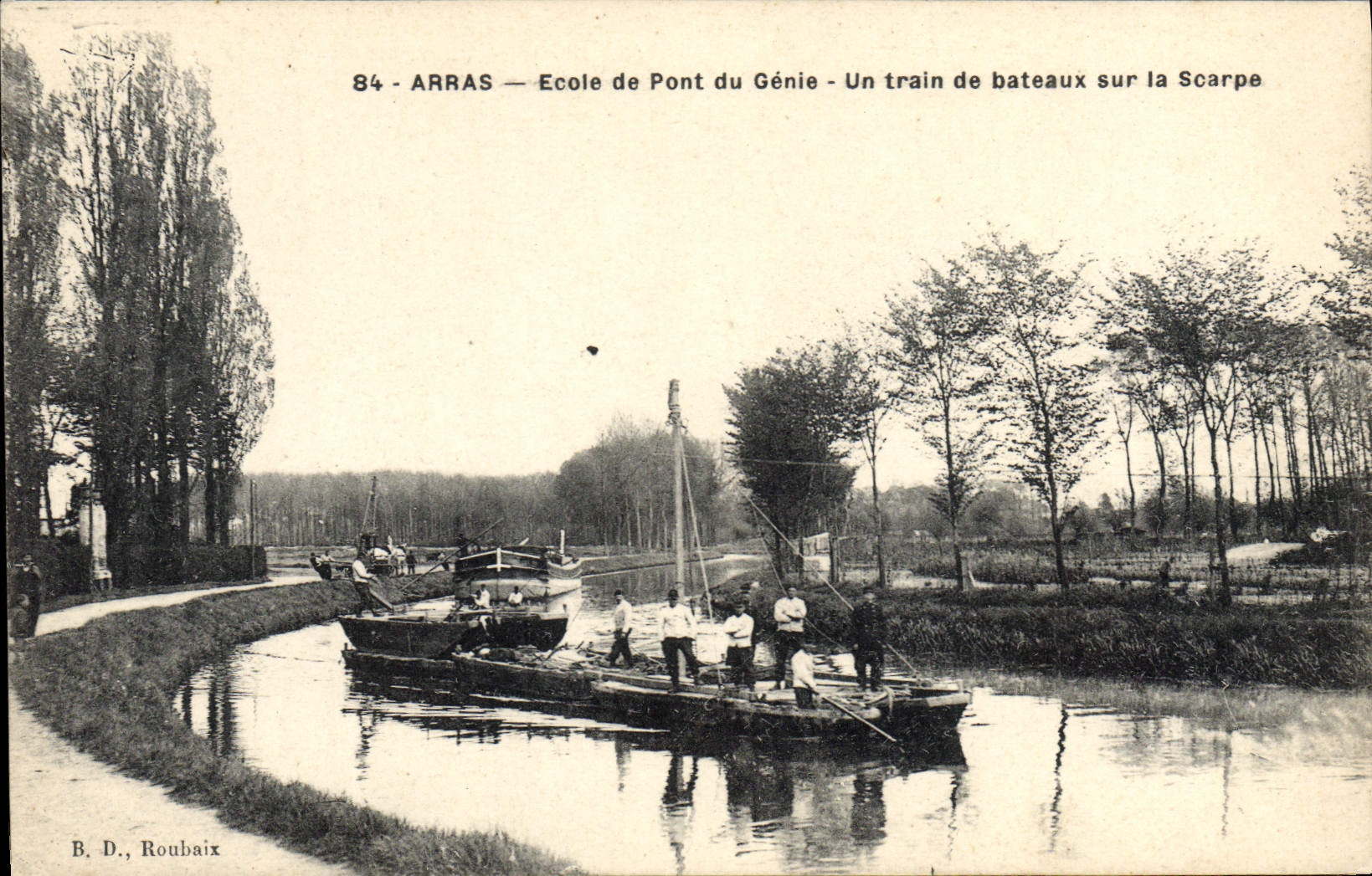 CPA Militaria Arras Ecole de pont du Genie Un train de bateaux sur la Scarpe