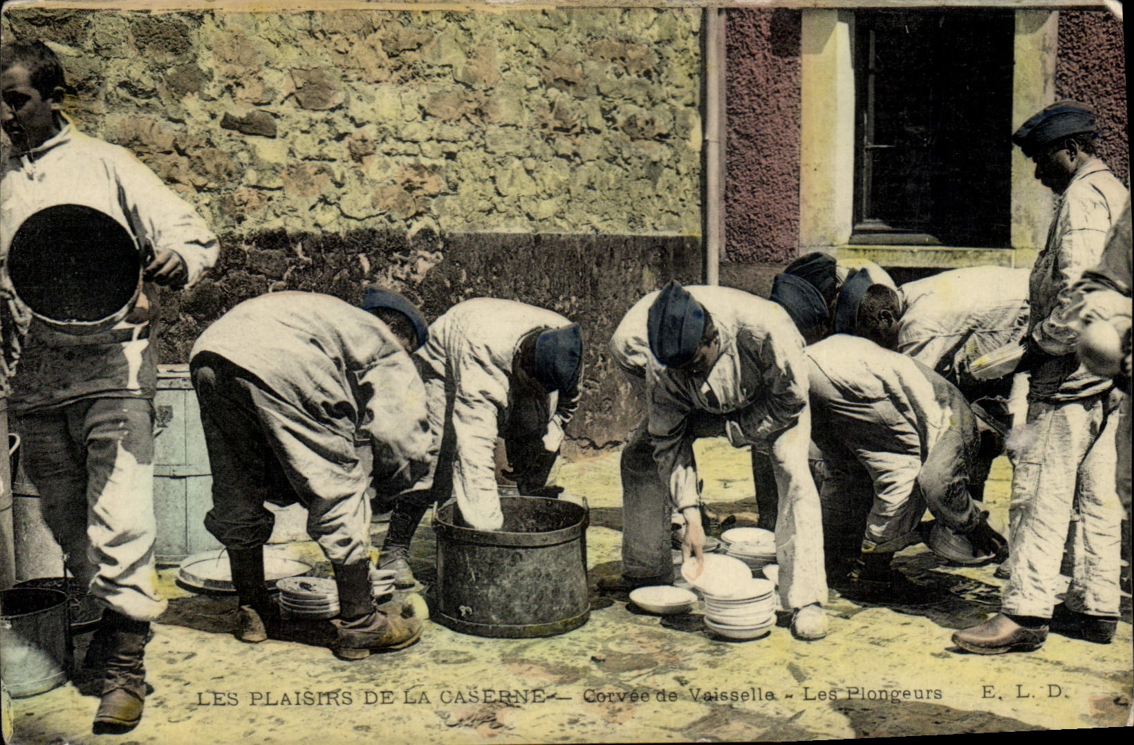 CPA Cuisine Les plaisirs de la caserne Corvee de vaisselle Les plongeurs 