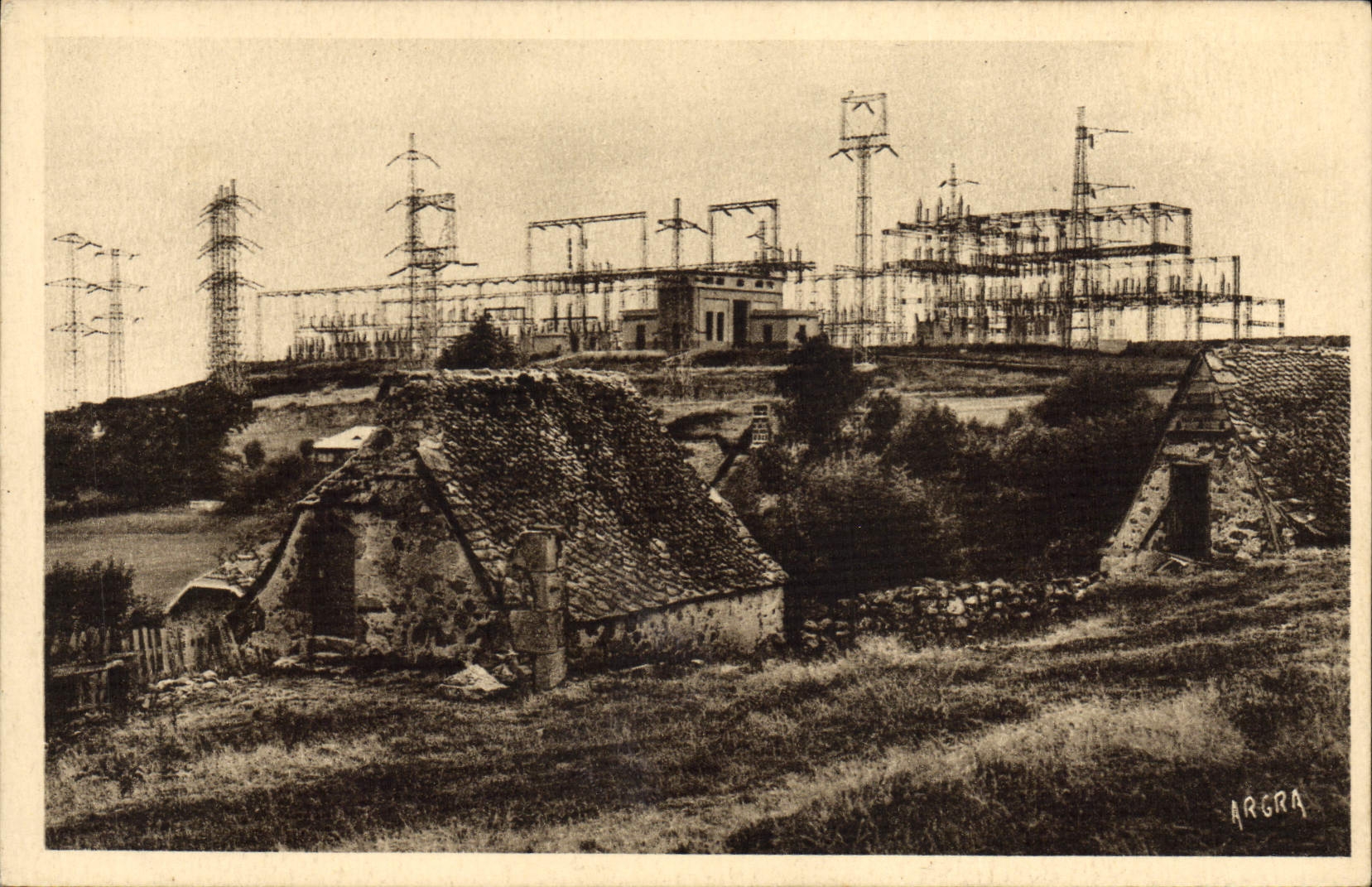 CPA Electricite Les amenagements hydro electriques de La Truyere Le Poste de Rueyres