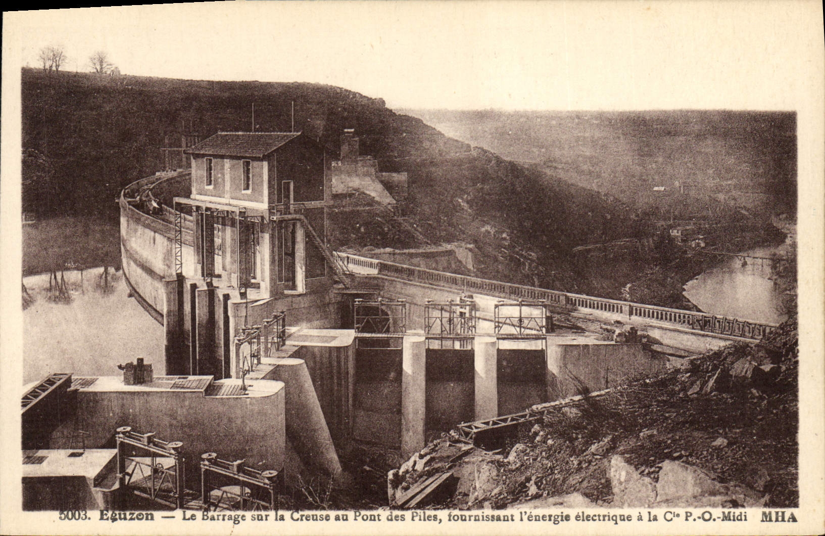 CPA Electricite Eguzon Le barrage sur la Creuse au pont des Piles fournissant l'energie electrique a la Cie PO Midi 