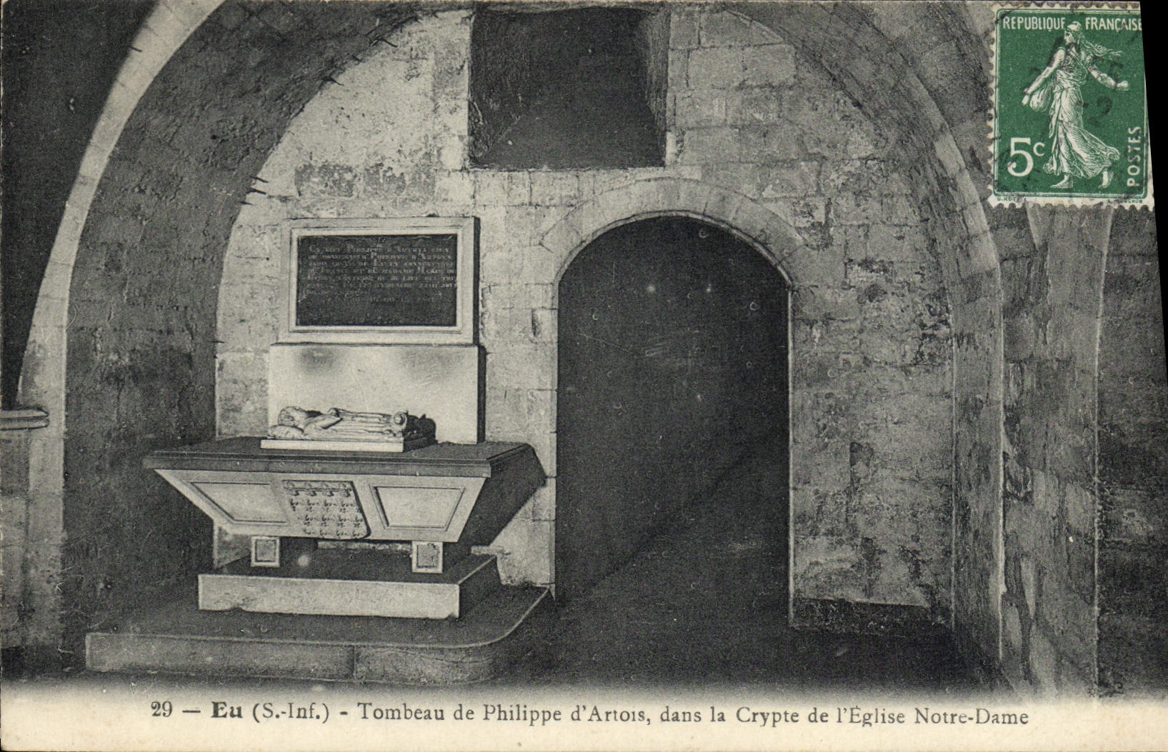 CPA Eu Tombeau de Philippe d'Artois dans la crypte de l'eglise Notre Dame