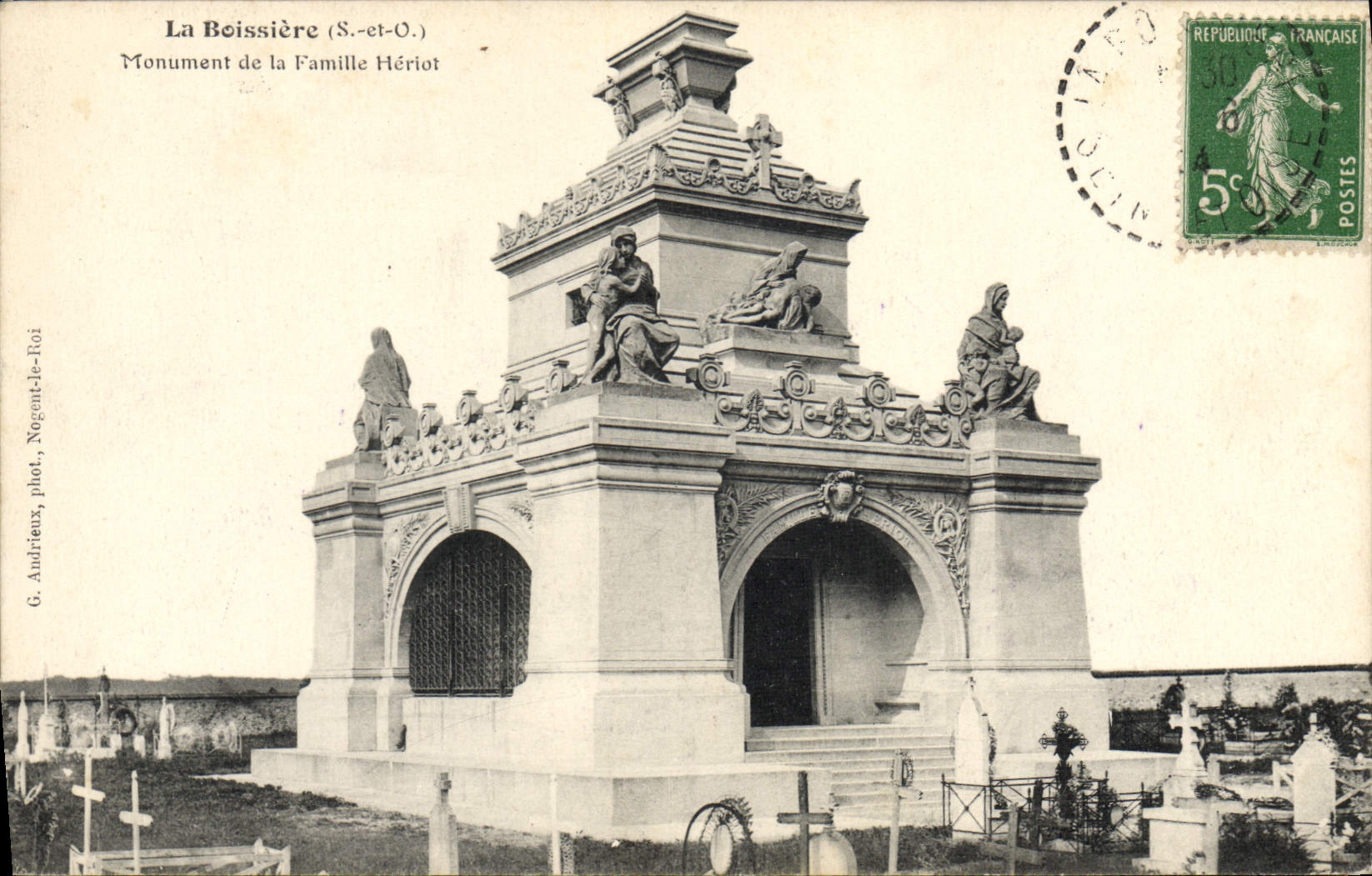 CPA La Boissiere Monument de la famille Heriot