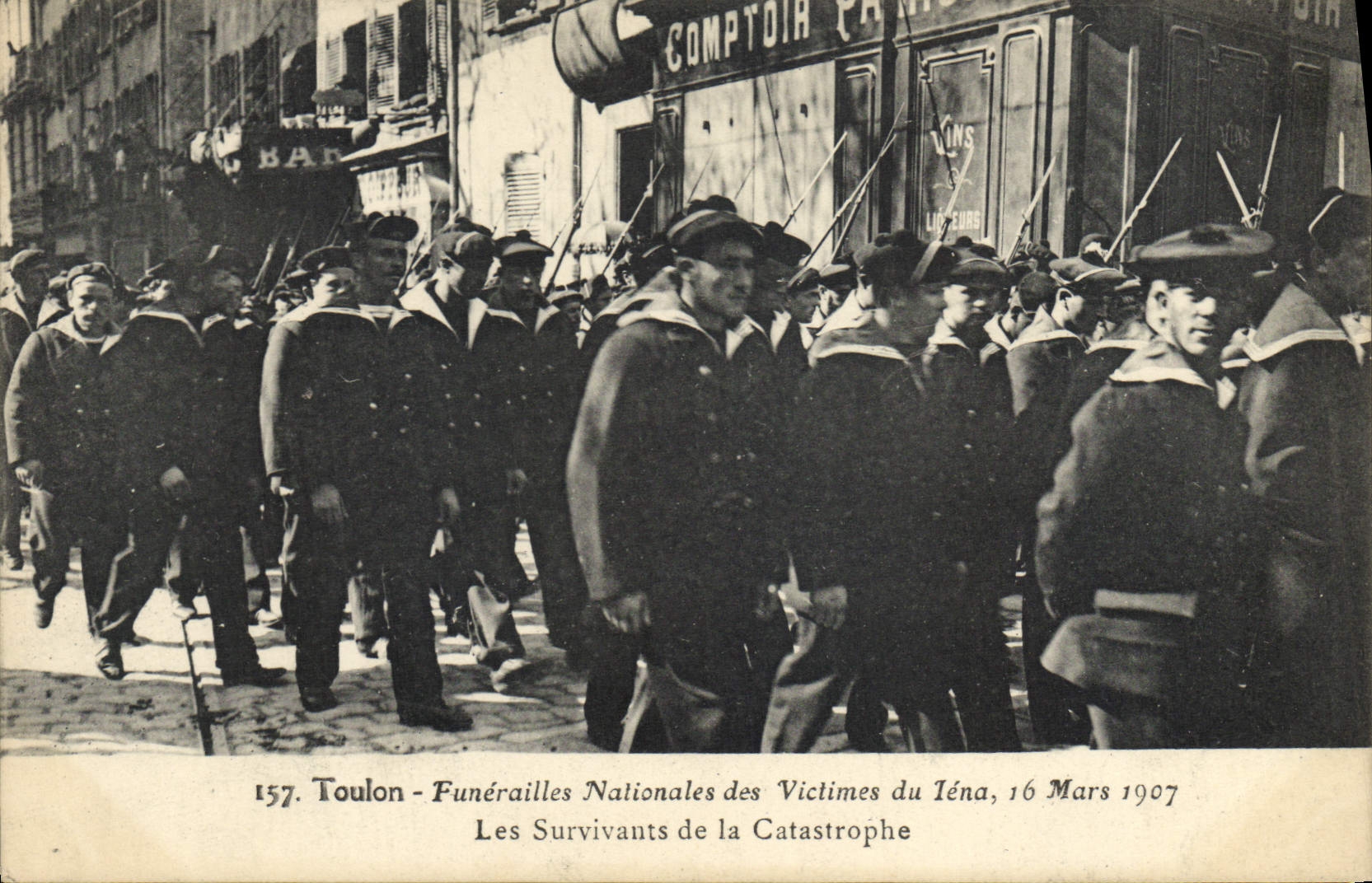 CPA Toulon Funerailles nationales des victimes du Iena Les survivants de la catastrophe