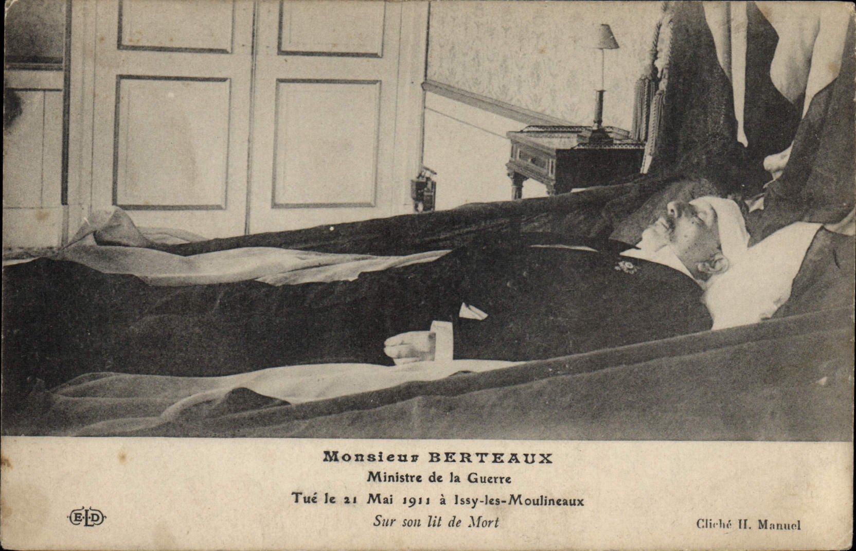 Vintage Postcard Mr. Berteaux Ministre for the war Tue victim has Issy Moulineaux