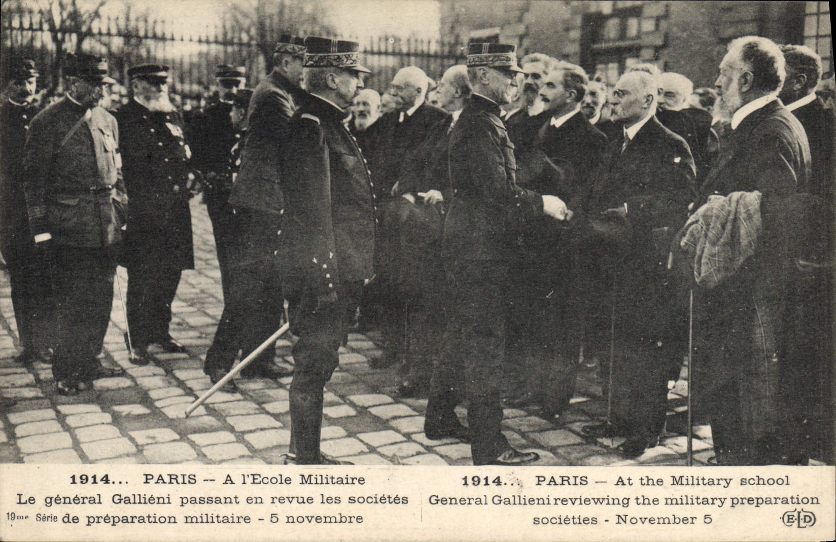 CPA Militaria Ecole Militaire Paris Le general Gallieni passant en revue les societes de preparation militaire 