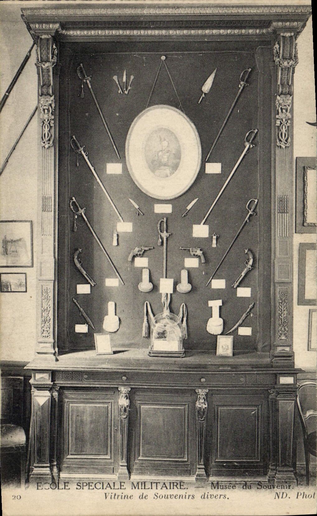 CPA Militaria Ecole speciale militaire Musee du souvenir Vitrine de souvenirs divers 