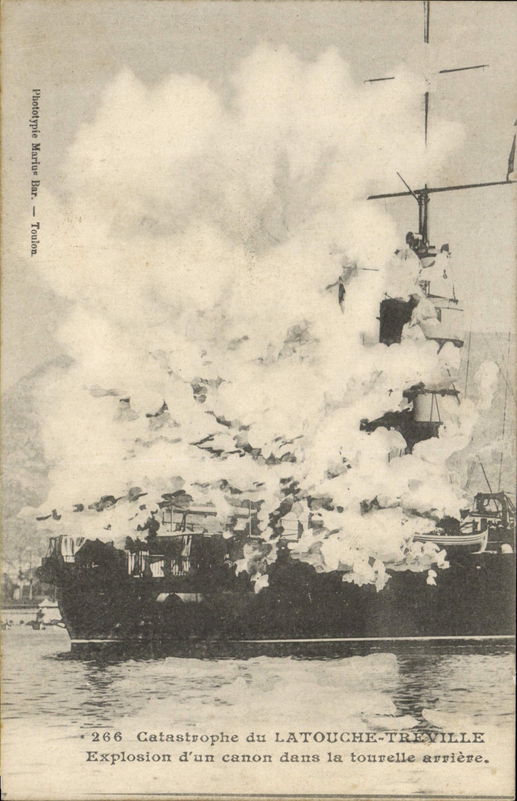 CPA Bateau Catastrophe du Latouche Treville Explosion d'un canon dans la tourelle arriere