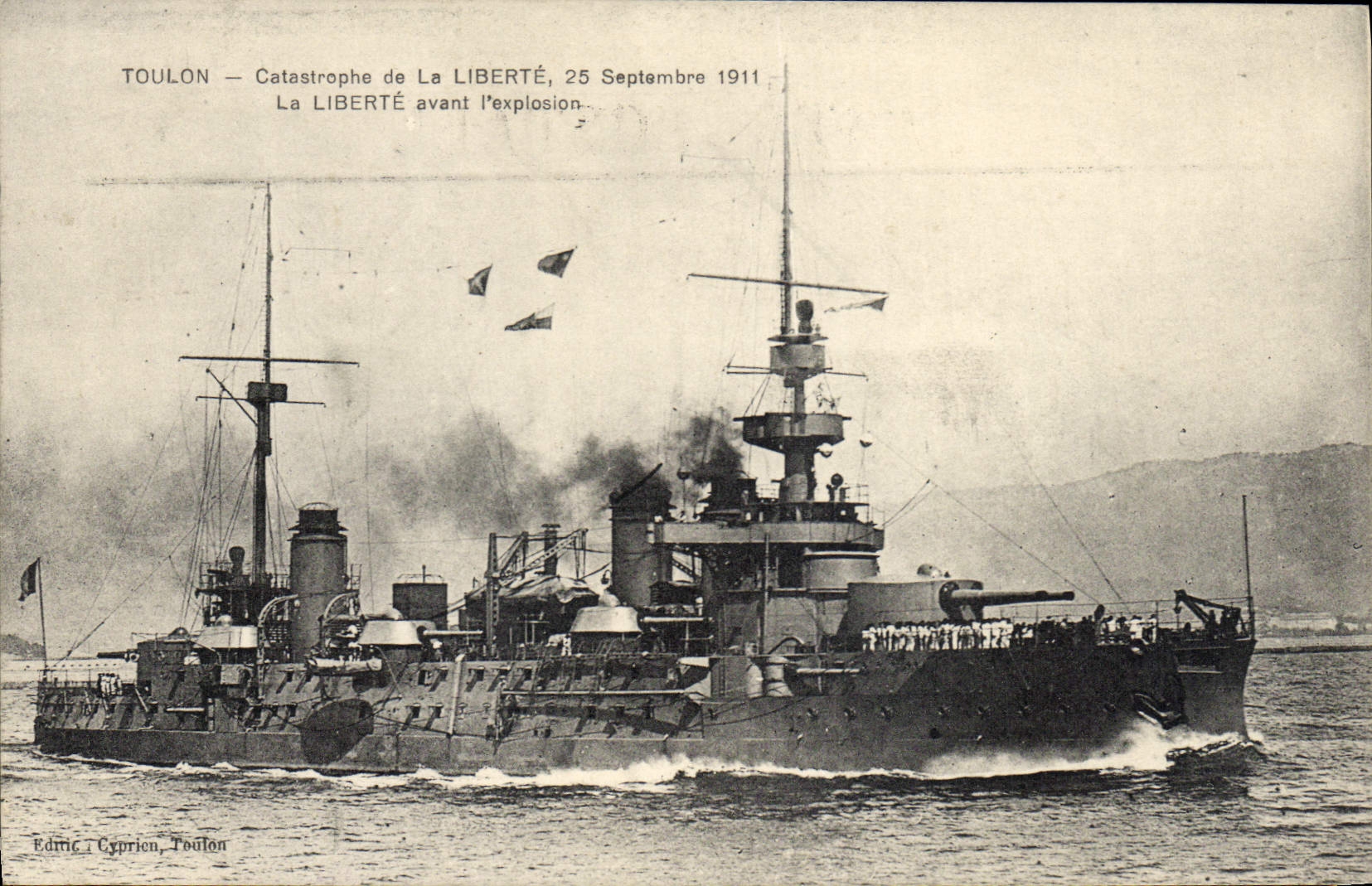 CPA Bateau Catastrophe du Liberte Le Liberte avant l'explosion