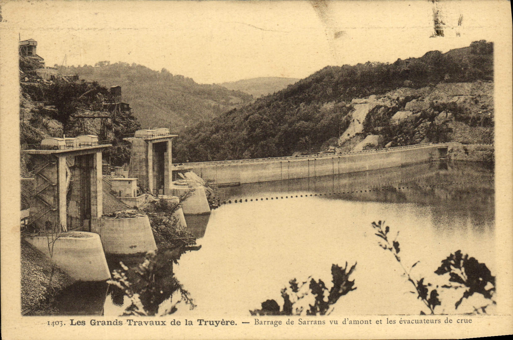 CPA Electricite Les grands travaux de la Truyere Barrage de Sarrans vu d'amont et les evacuations de crue