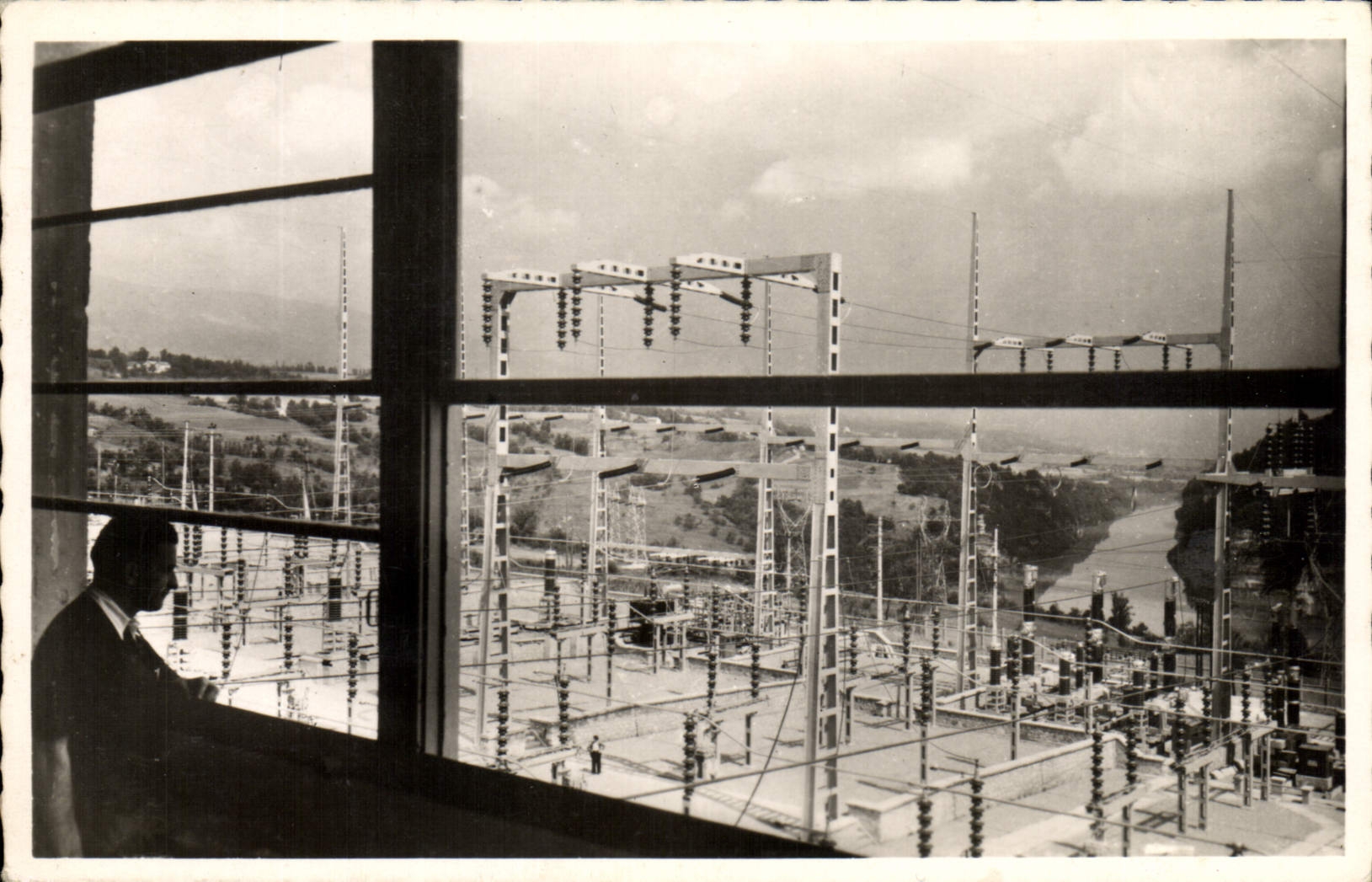CPM Electricite Genissiat Vue prise du haut de la passerelle de surveillance dans la salle de commande
