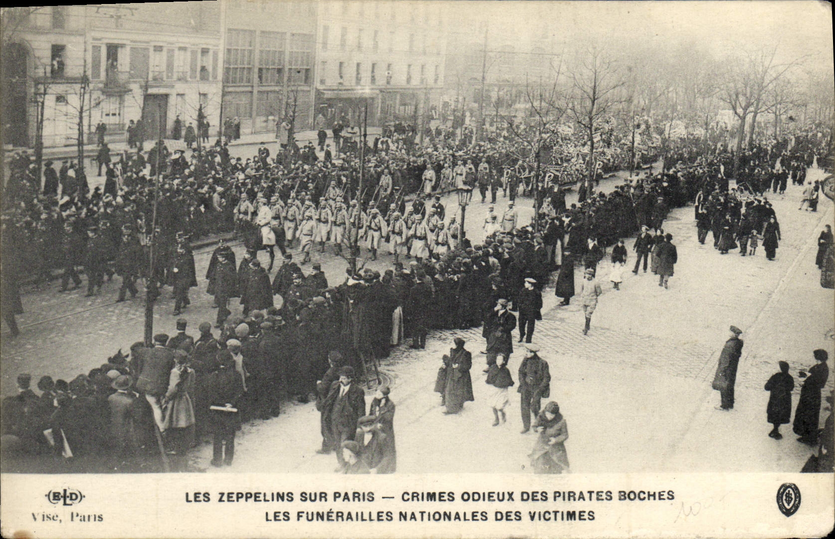 CPA Les zeppelins sur Paris Les funerailles nationales des victimes