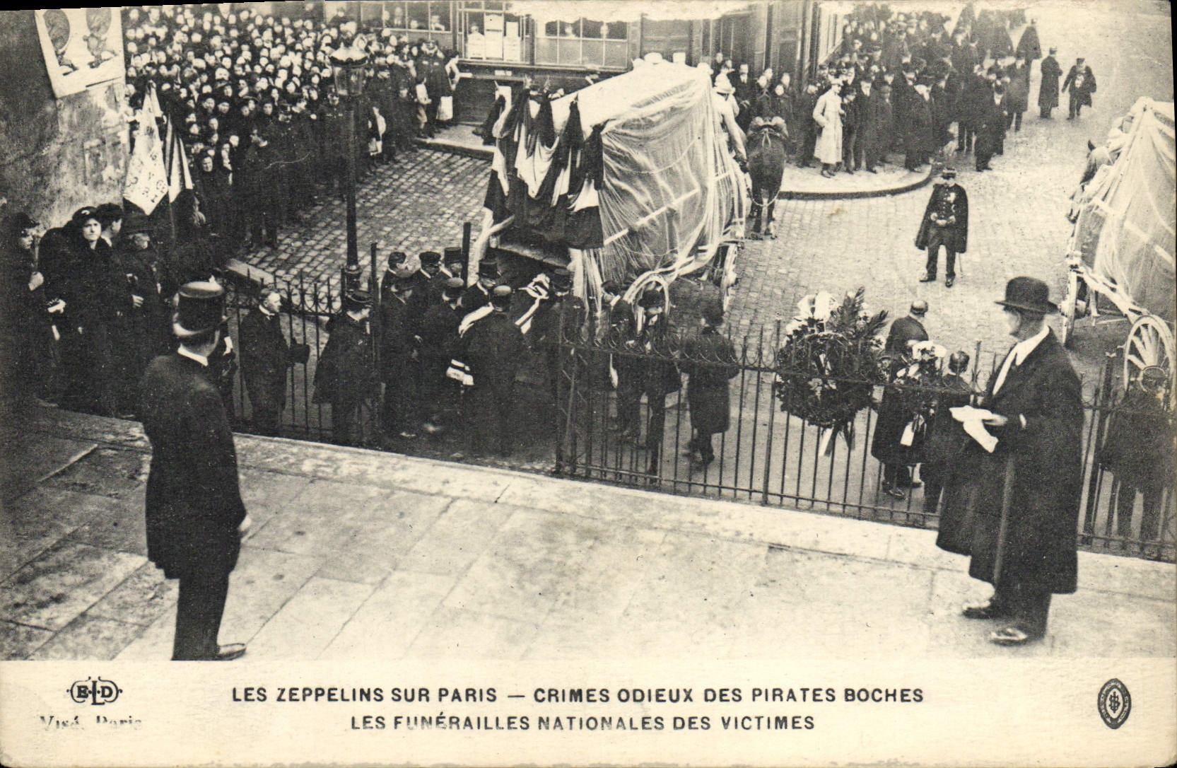 CPA Les zeppelins sur Paris Les funerailles nationales des victimes