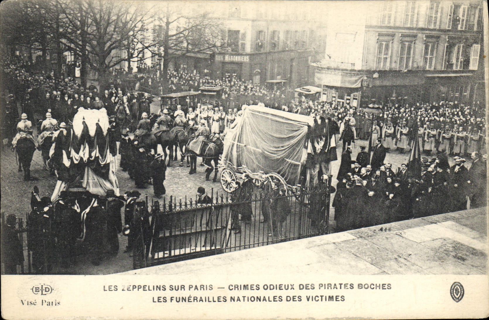 CPA Les zeppelins sur Paris Les funerailles nationales des victimes